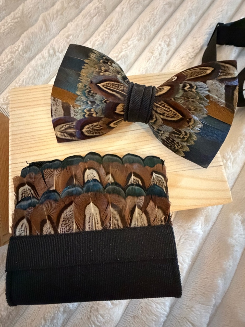 Brackish Feather Bow Tie & Pocket Square Matching Set – Brand New